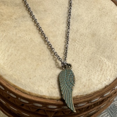 Maravilhoso colar com asa de anjo! Clique na foto!