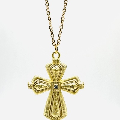 Colar em aço com cruz dourada com zircónia – Um símbolo de fé, força e elegância intemporal