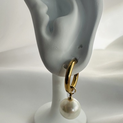 Brincos em Aço com Pérola: Um Toque Clássico e Sofisticado!