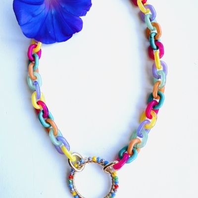 Colar "Explosão de Alegria": Celebre a Sua Essência Vibrante