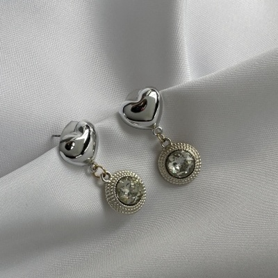 ✨ Brincos Coração com Pendente de Cristal – Elegância e Sofisticação