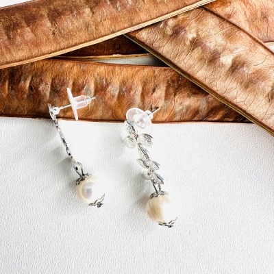 Durabilidade e Glamour Num Só Acessório: Brincos Prateados com Pérolas para Mulheres