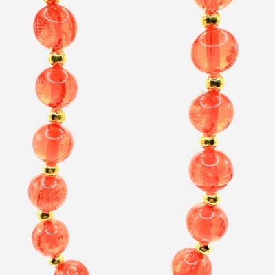 Colar com contas esféricas laranja translúcido e pequenas contas douradas