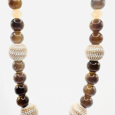 Colar de contas castanhas e brilhantes em fundo claro