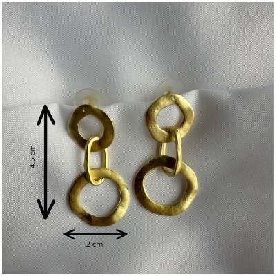 Brincos dourados com elos irregulares exibidos sobre tecido branco