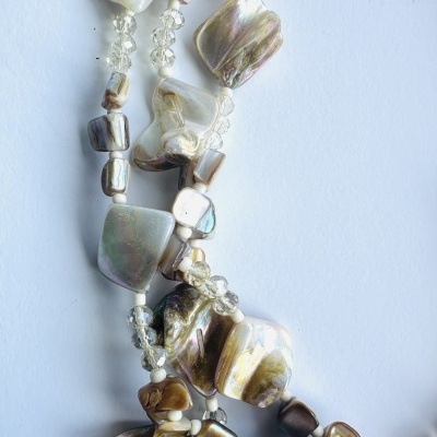 Colar Camadas Madrepérola Iridescente | Personalizável | Elegância Orgânica Colar Camadas Madrepérola Iridescente | Personalizável | Elegância Orgânica