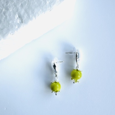 Brincos Prateados com Pedra Verde – Elegância e Significado