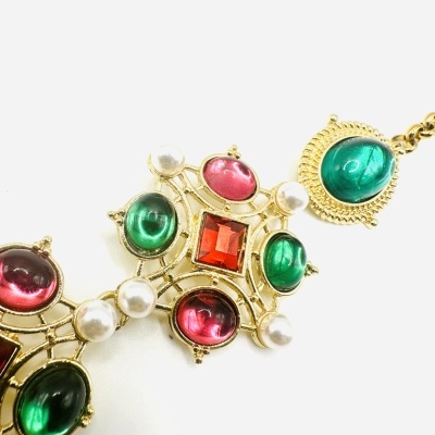 Pulseira com cores vibrantes.