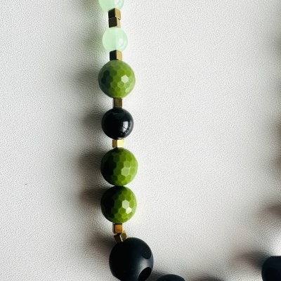 Colar de Pedras Naturais Verde Lima, Preto e Dourado – Design Exclusivo da Rafi | Elegância Moderna para Todas as Estações