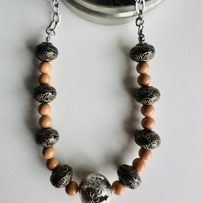 🖤✨ Colar Étnico Dourado e Nude – Sofisticação e Cultura Numa Peça Exclusiva! ✨