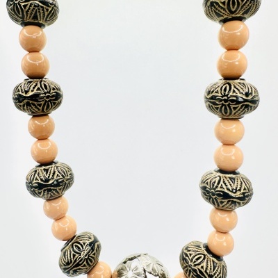 🖤✨ Colar Étnico Dourado e Nude – Sofisticação e Cultura Numa Peça Exclusiva! ✨