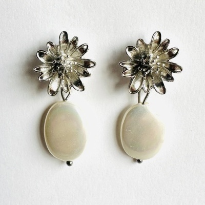 São deslumbrantes estes brincos com flor e pérola.