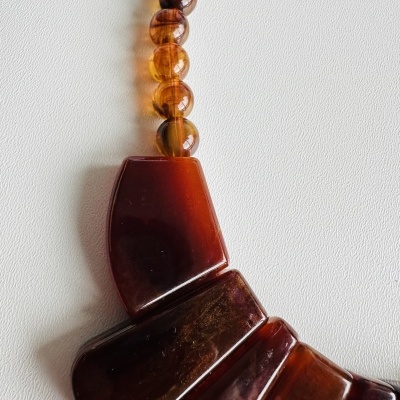 Gargantilha Com âmbar. Ouse!