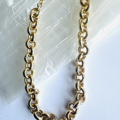 Fio em aço dourado com elos largos – Elegância com atitude para todo o ano Fio em aço dourado com elos largos – Elegância com atitude para todo o ano