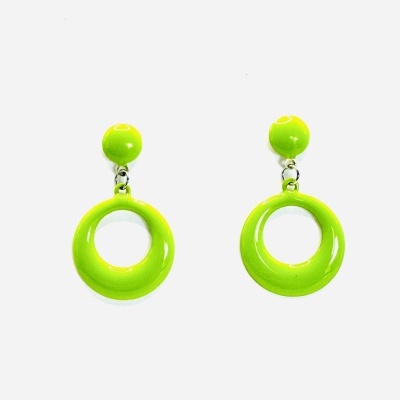 Brincos verdes com esfera e anel circular oco brilhantes.