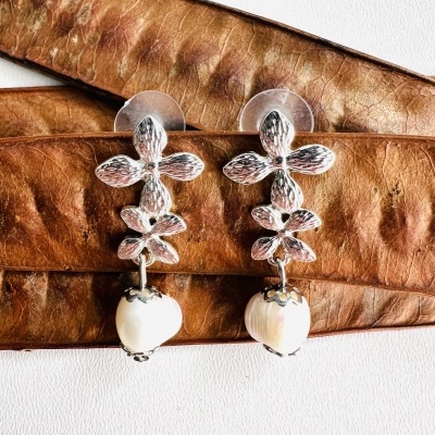 Durabilidade e Glamour Num Só Acessório: Brincos Prateados com Pérolas para Mulheres