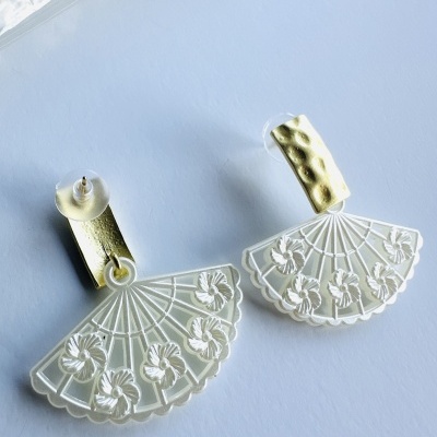 Brincos Leque Branco com Dourado | Design Exclusivo e Toque Artístico