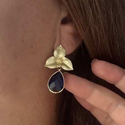 Brincos Orquídea Dourada com Safira - O Brilho que a Define