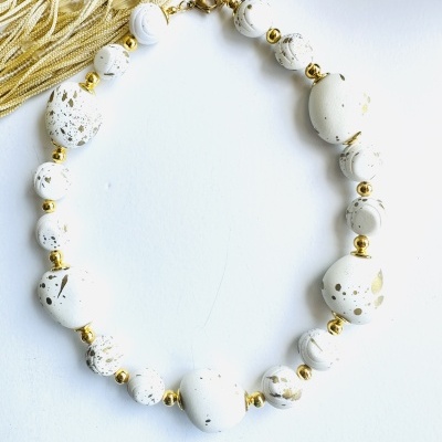 Colar Exclusivo Branco Salpicado a Dourado - Elegância e Sucesso Colar Exclusivo Branco Salpicado a Dourado - Elegância e Sucesso