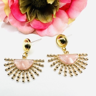 Brincos Dourados com Design de Raio de Sol