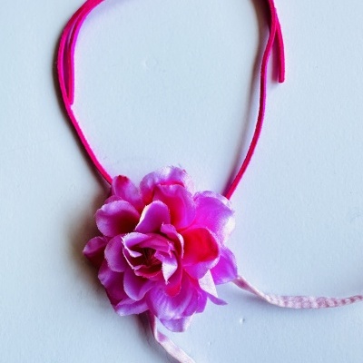 Colar "Flor da Liberdade": O Seu Brilho Natural e Autêntico (Design Exclusivo Rafi Store)