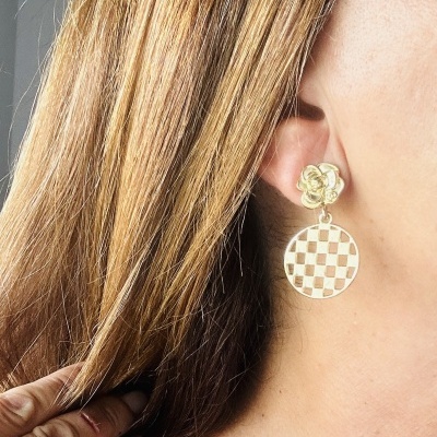Brincos Dourados Flor e Xadrez | Elegância Radiante e Toque Moderno