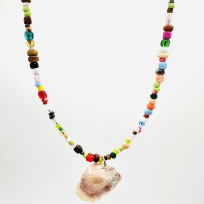 Colar colorido com pendente de concha