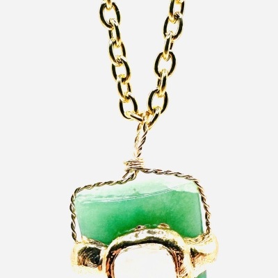 Colar Dourado com Corno: Elegância com Energia e Estilo!