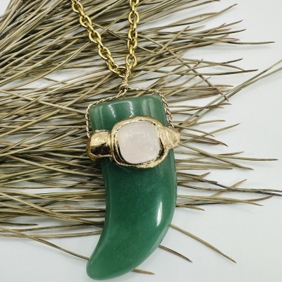 Colar Dourado com Corno: Elegância com Energia e Estilo!