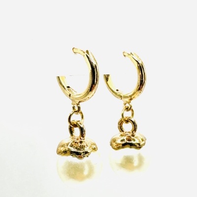 Argola em aço com pérola.