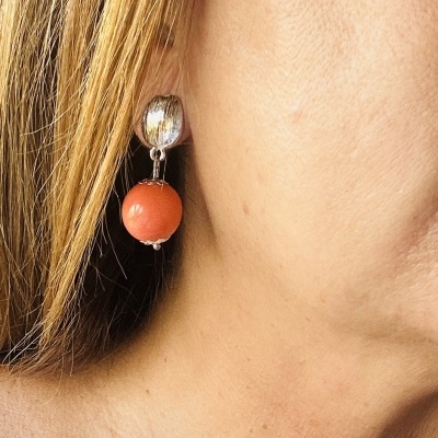 Brincos Prateados com Conta Coral – Elegância Vibrante e Empoderamento Brincos Prateados com Conta Coral – Elegância Vibrante e Empoderamento