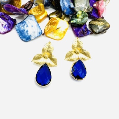 Brincos Orquídea Dourada com Safira - O Brilho que a Define