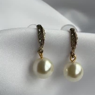 Brincos Dourados com Pérola Sintética e Zircónias – Elegância Intemporal