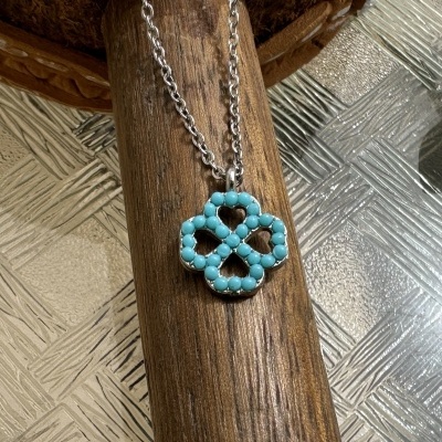 Elegante colar com trevo.