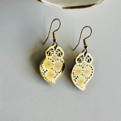 Brincos Coração em Aço Dourado com Recortes e Flores
