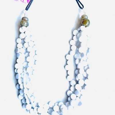 Colar comprido multivoltas com contas brancas em resina