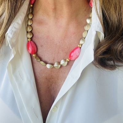 Colar "Chama Interior": O Seu Brilho de Paixão e Força (Design Exclusivo Rafi Store)