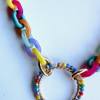 Colar "Explosão de Alegria": Celebre a Sua Essência Vibrante