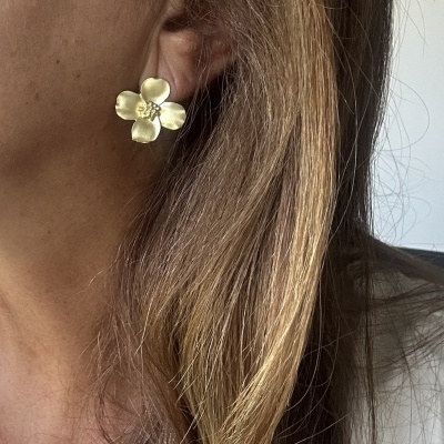 Brincos Flor Dourada "Radiância Eterna": O Seu Brilho, A Sua História