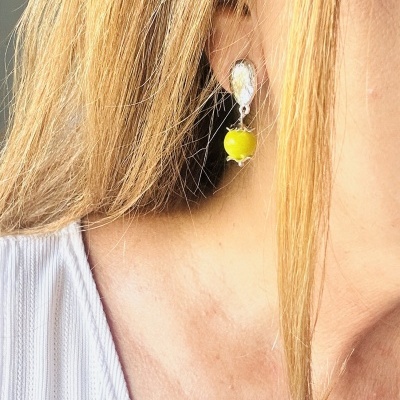 Brincos Prateados com Pedra Verde – Elegância e Significado