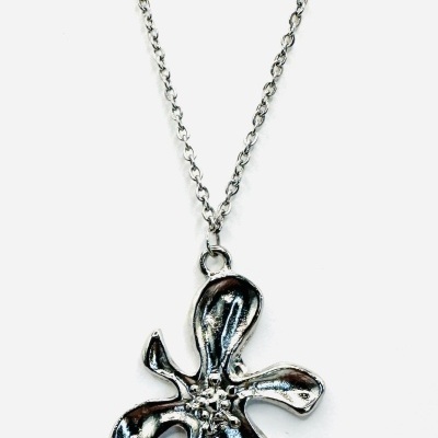 Fio em aço com flor.