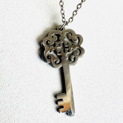 Colar Chave Mística em Aço Inoxidável – Elegância e Significado Colar Chave Mística em Aço Inoxidável – Elegância e Significado