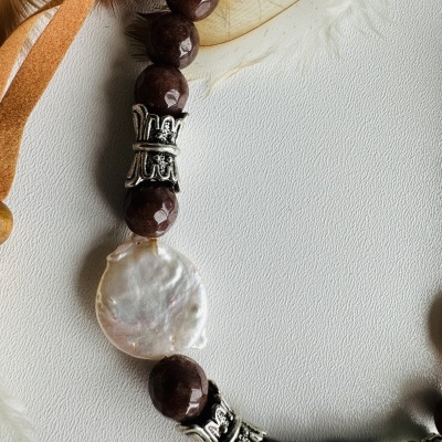 Colar de Ágatas Castanho, Pérolas e Contas de Metal