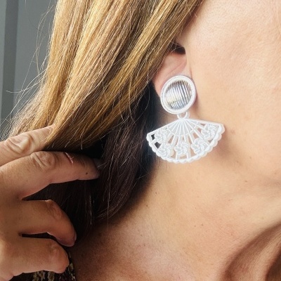 Brincos Leque Branco -  Elegância Vintage e Charme Único