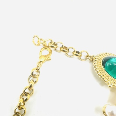 Pulseira com cores vibrantes.