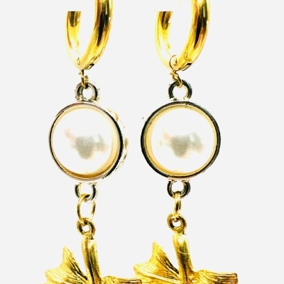 Fantásticos e elegantes brincos com pérolas.