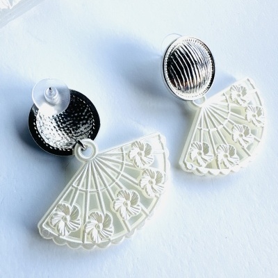 Brincos Leque Branco -  Elegância Vintage e Charme Único