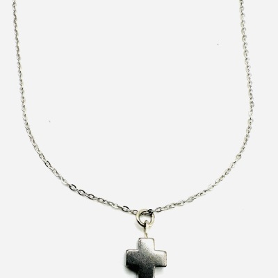 Colar em aço com cruz mini.