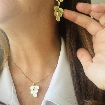 Colar com Folhas Douradas para Realçar o seu Estilo Colar com Folhas Douradas para Realçar o seu Estilo