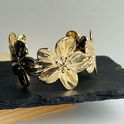 Pulseira em Aço Dourado com Flores – Sofisticação e Leveza Pulseira em Aço Dourado com Flores – Sofisticação e Leveza